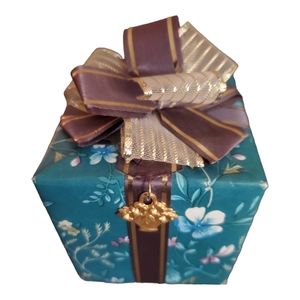 Pretti-Pak Music Wrapped Gift Box "Wind Beneath My Wings"